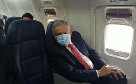 Aborda AMLO, con cubrebocas, avión para su viaje a EU