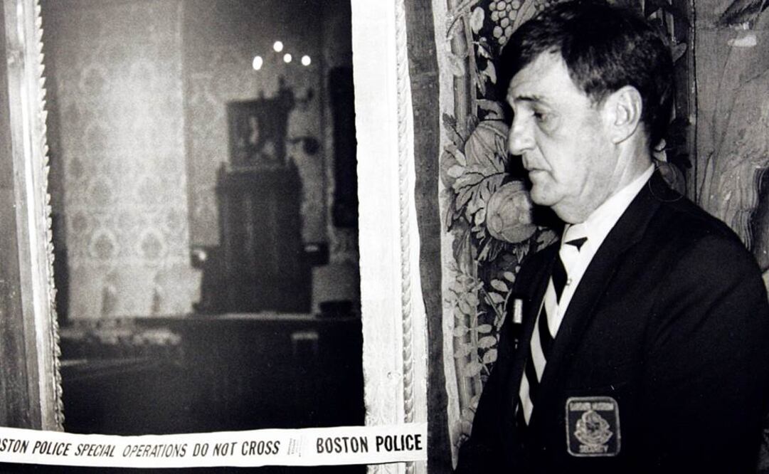 En esta foto del 21 de marzo de 1990, un guardia de seguridad afuera de la sala de arte holandés en el Museo Isabella Stewart Gardner, donde ladrones robaron más de una docena de obras maestras. (FOTOS: AP)