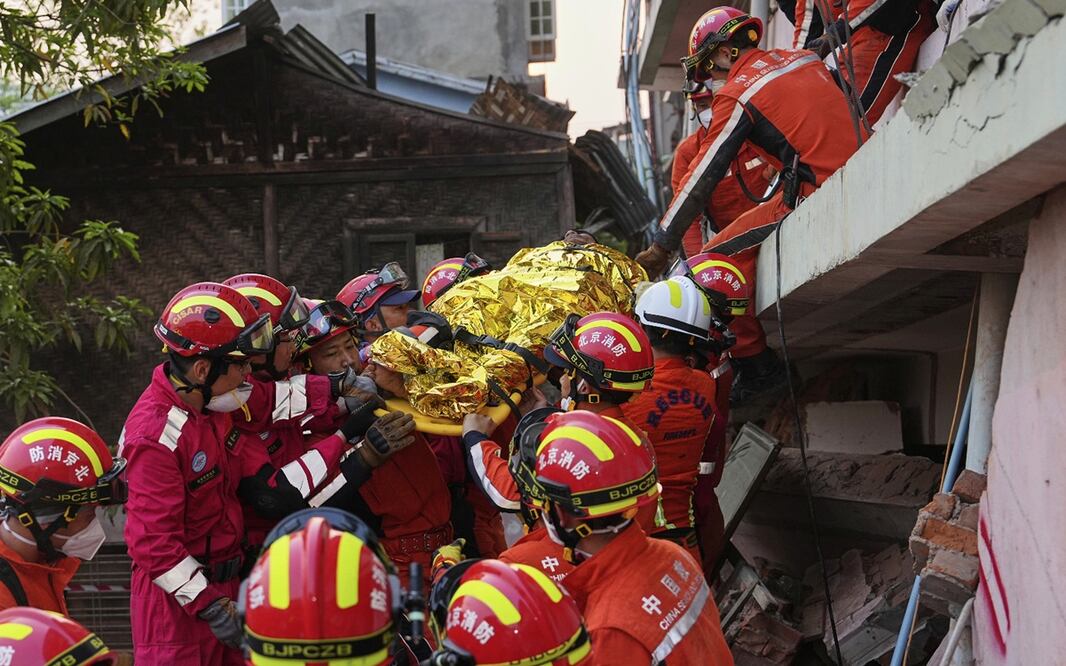 Rescatistas continúan con sus labores de búsqueda de supervivientes tras el terremoto que azotara el centro de Myanmar y Tailandia, el miércoles 2 de abril de 2025. Foto: AP
