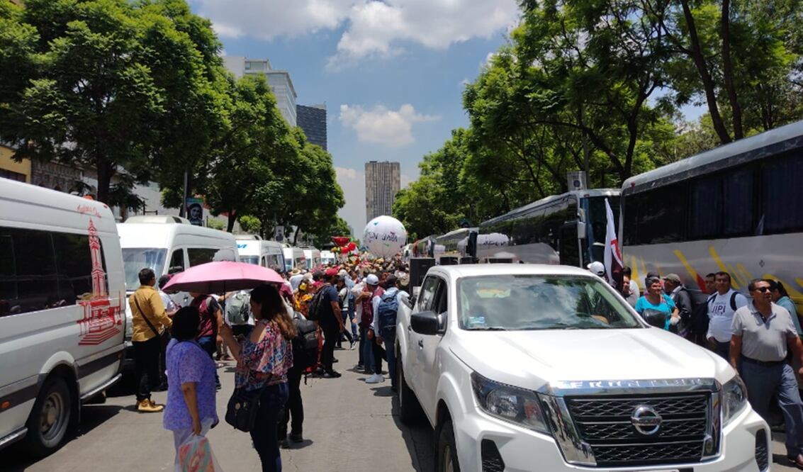 Decenas de autobuses que transportaron a simpatizantes del presidente Andrés Manuel López Obrador, provenientes de diferentes entidades de país, cerraron la circulación sobre la Avenida Juárez, para convertirla en un estacionamiento. Foto: Enrique Gómez