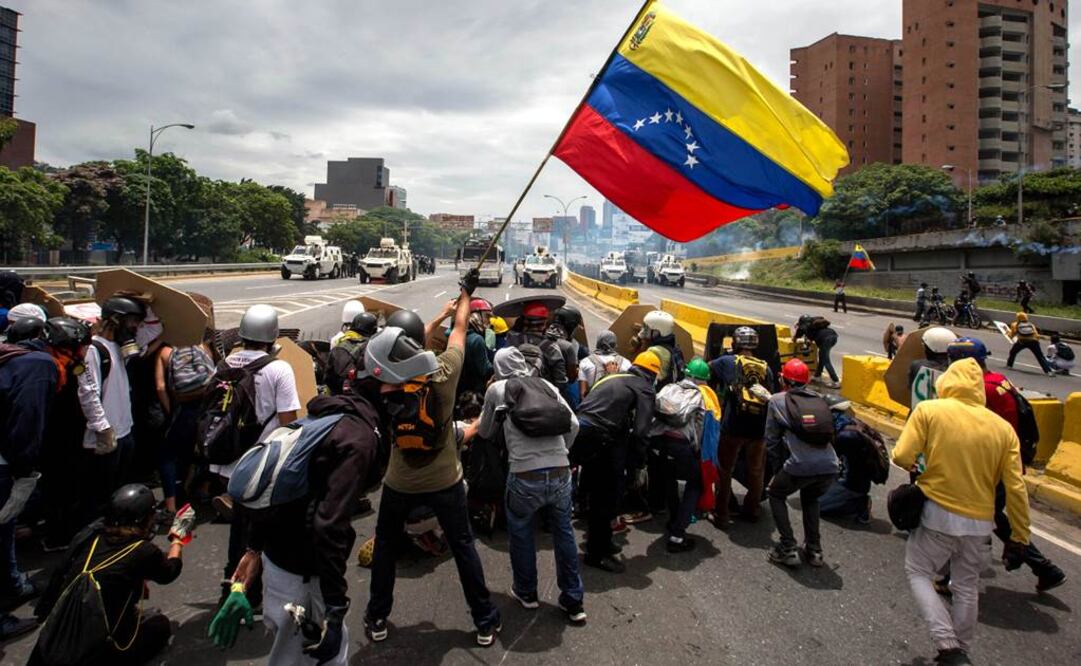 Enfrentamiento entre decenas de manifestantes y la Guardia Bolivariana en Caracas (Venezuela) Foto: EFE