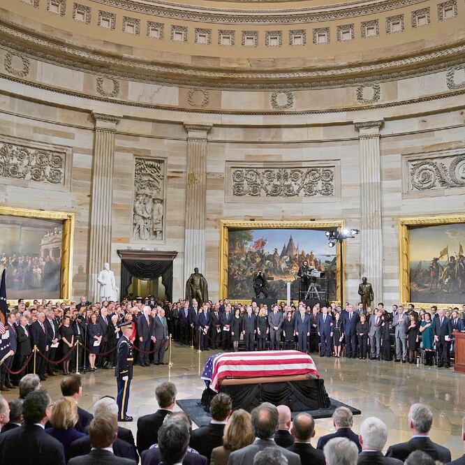 El féretro con los restos del ex presidente George H. W. Bush, cubierto con la bandera estadounidense, fue colocado ayer en la rotonda del Capitolio, en Washington DC, para los homenajes que le rendirán. Foto: PABLO MARTÍNEZ MONSIVÁIS. AP