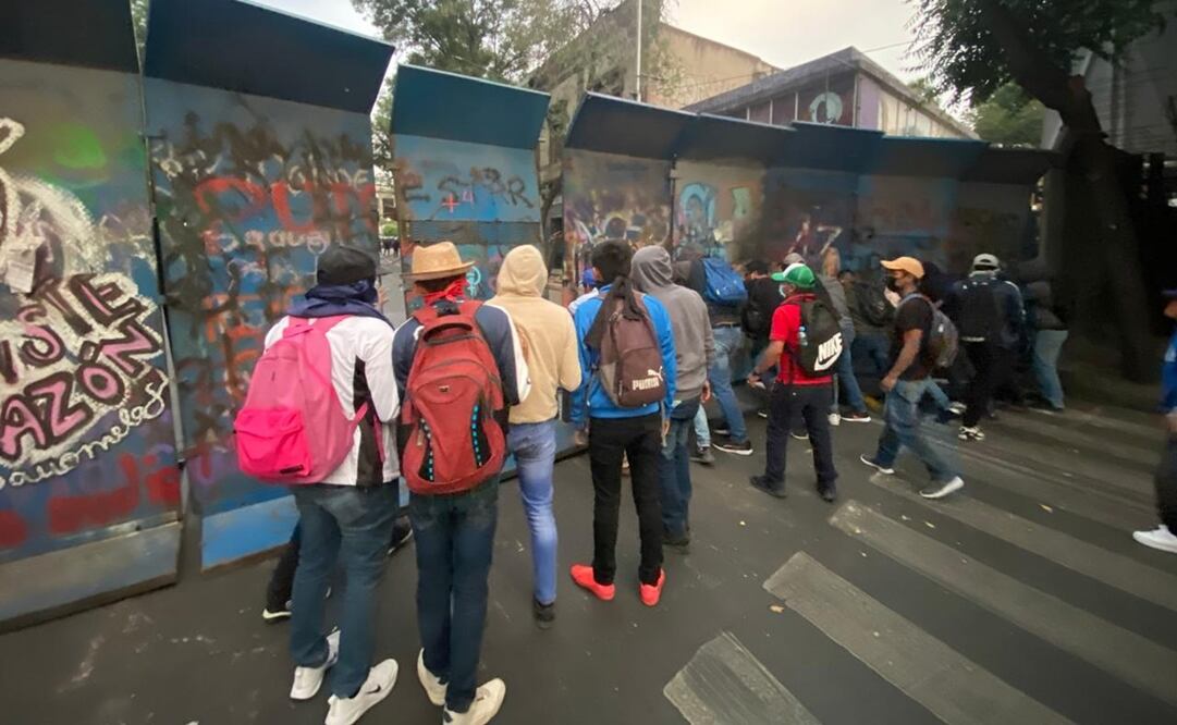 Normalistas de escuelas Normal de Guerrero se manifiestan en avenida Bucareli en la colonia Juárez de la alcaldía Cuauhtémoc quienes tenían una reunión en Secretaría de Gobernación. Foto: Valente Rosas / EL UNIVERSAL