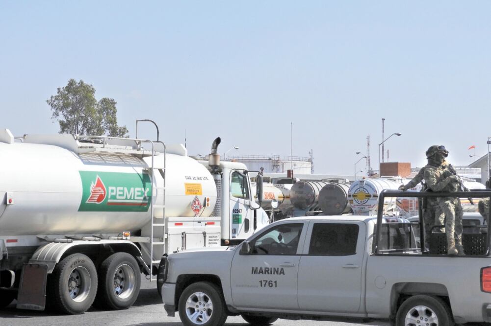 De acuerdo con el plan del gobierno para Pemex, se espera obtener alrededor de 32 mil millones de pesos por el combate al robo de combustible. Foto: HILDA RÍOS. EFE