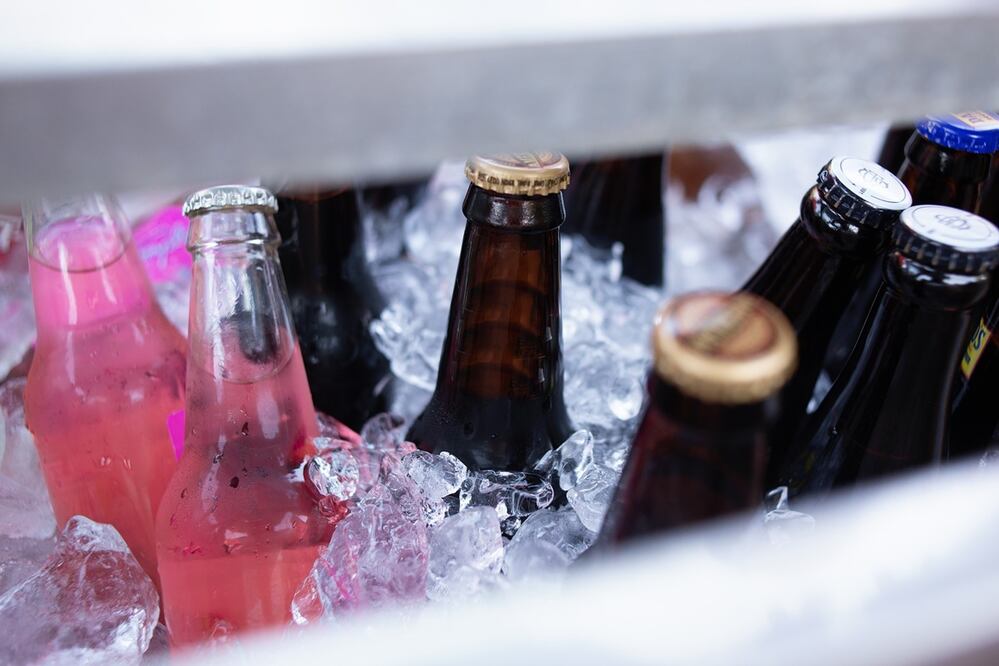 Puedes agregarle sal al hielo para provocar que tus bebidas se enfríen rápido / Foto: Pixabay