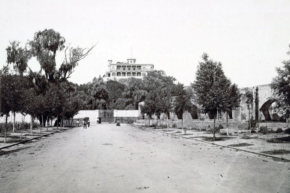 La antigua Calzada de Chapultepec en una toma cercana a 1880, cuando existía el acueducto construido en el siglo XVIII, del cual sólo se conserva un tramo en la actualidad. Al fondo el Castillo de Chapultepec. Imagen: Abel Briquet, Cornell University Library