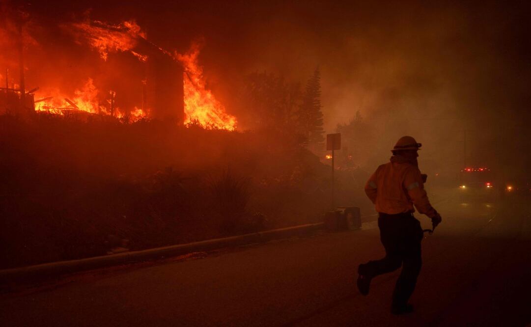 Un incendio forestal en Pacific Palisades, al noroeste de Los Ángeles, ha consumido más de 480 hectáreas, destruyendo varias residencias y obligando a evacuar a 30 mil personas. (07/01/25) Foto: AFP