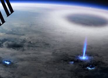 Así nace un rayo azul en la Tierra y asciende a lo más alto de la estratosfera
