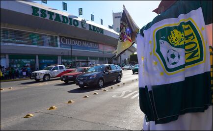 Aficionados acampan fuera del estadio de León
