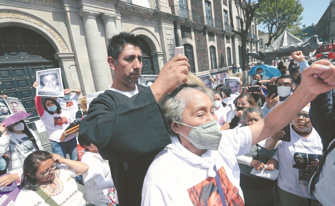 Madres, esposas y hermanas de los presos se manifestaron frente al Palacio de Justicia y entregaron su cabello al presidente del Poder Judicial por ser “lo único material y valioso con lo que cuentan”. Foto: JORGE ALVARADO. EL UNIVERSAL