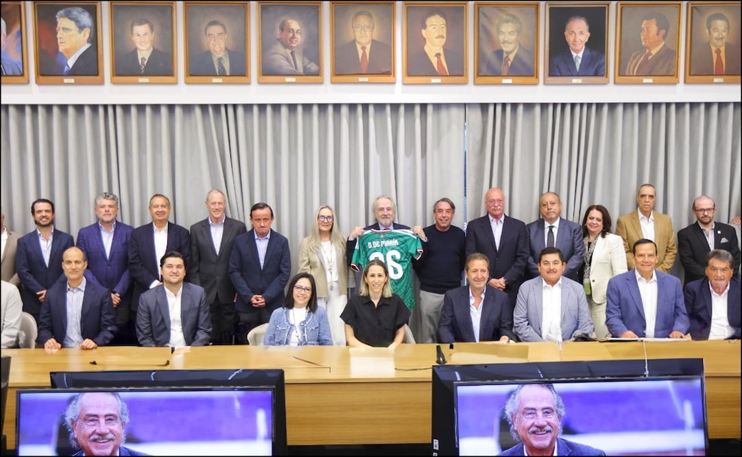La Federación Mexicana de Futbol rindió homenaje a Decio de María por su aportación al futbol mexicano. FOTO: Especial