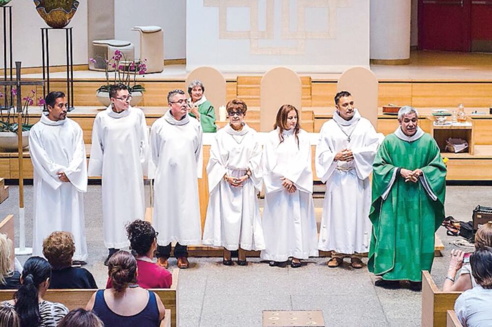 El padre Fabián Arias durante un servicio en la iglesia de Saint Peter, en Nueva York. A través de la tutela, él ha protegido a más de 20 jóvenes (CORTESÍA FABIÁN ARIAS)