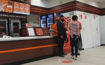 Mujer sin cubrebocas exige servicio, agrede a empleados de pizzería y la llaman #LadyPizza