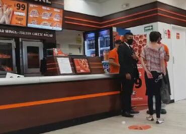 Mujer sin cubrebocas exige servicio, agrede a empleados de pizzería y la llaman #LadyPizza