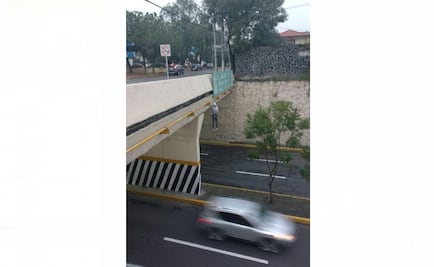 Cuelgan muñeco de trapo en puente de Naucalpan