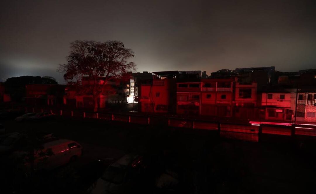 Vista de las calles sin luz en la madrugada del domingo, por el apagón que suma casi tres días, en Caracas (Foto: EFE)
