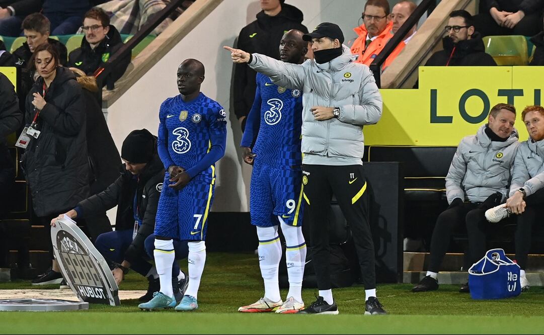 Thomas Tuchel dando indicaciones a Lukaku y Kanté - FOTO: AFP