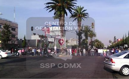 Padres de familia bloquean la circulación de Fray Servando