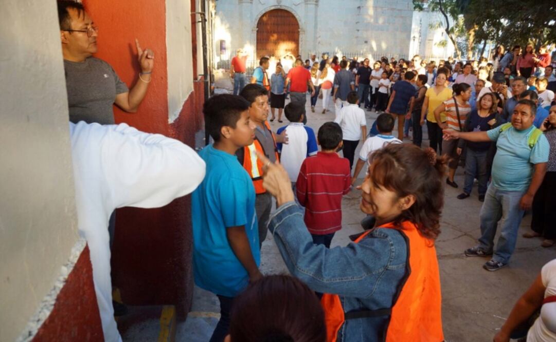 Hortencia estaba sentada en una pequeña silla afuera de su casa, cuando empezó el movimiento telúrico, por lo que se levantó lo más rápido que pudo y corrió a abrazar un árbol. FOTO: Edwin Hernández / EL UNIVERSAL