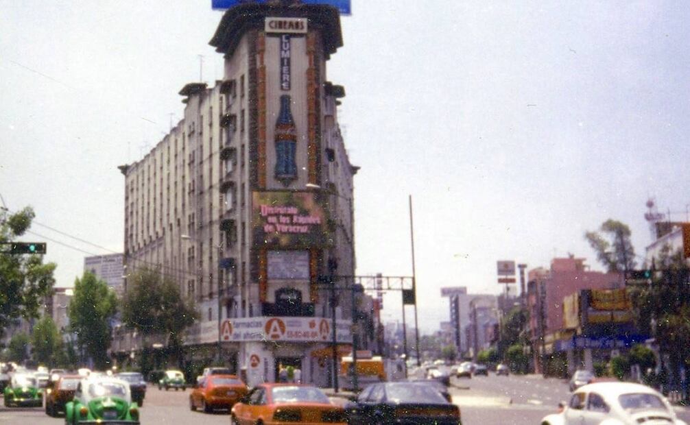 El Edificio Ermita, ubicado en la esquina de las avenidas Revolución y Jalisco, y su entorno alrededor del año 2000. Este espacio fue construido a inicios de los años treinta por el arquitecto Juan Segura, y desde entonces es un símbolo de Tacubaya; entre los anuncios se ve el de los cines Lumiére, que ya no existen. Imagen: Colección Villasana.