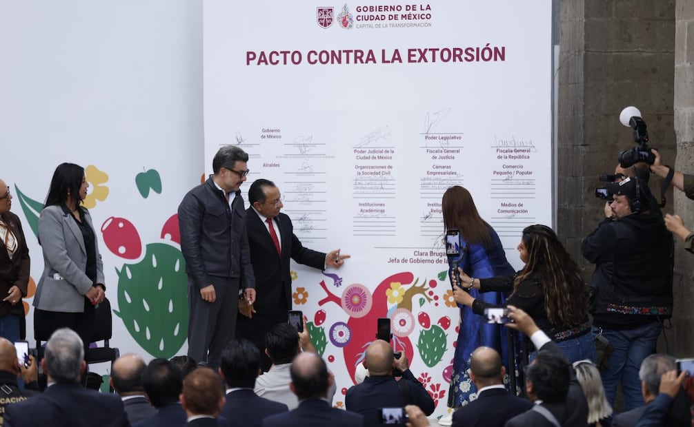 Clara Brugada encabeza firma del pacto contra extorsión en CDMX; crearán centro de atención inmediata.
FOTO: DIEGO SIMÓN SÁNCHEZ / EL UNIVERSAL