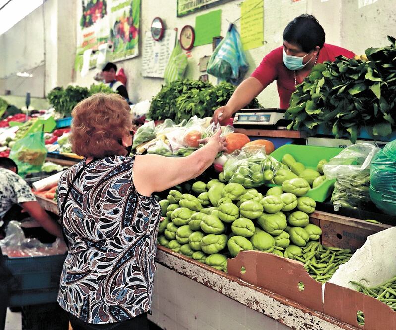 La propuesta del IMEF plantea aplicar IVA en alimentos, pero con exención de una canasta básica. Foto: Archivo El Universal
