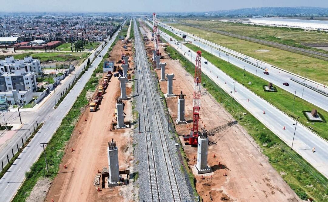 Ingenieros de las obras colocaron pilares cerca del fraccionamiento Santa Inés; éstos soportarán el puente del tren con destino a Pachuca. Foto: Arturo Contreras / EL UNIVERSAL