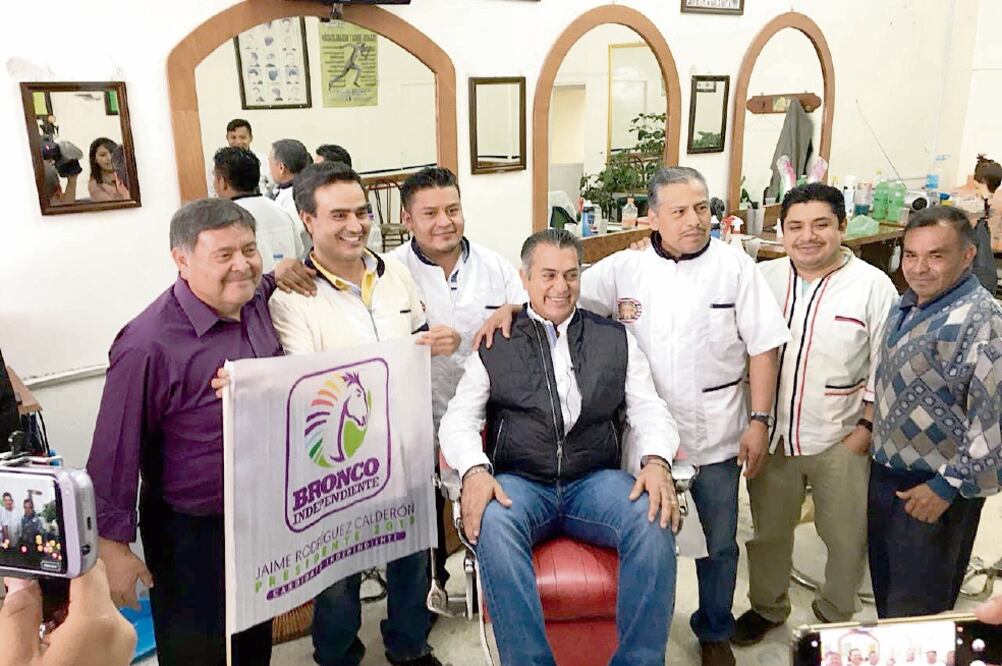 El candidato presidencial independiente Jaime Rodríguez Calderón El Bronco realizó proselitismo en las calles de Puebla y estuvo en una peluquería. Foto: ALBERTO MORALES. EL UNIVERSAL