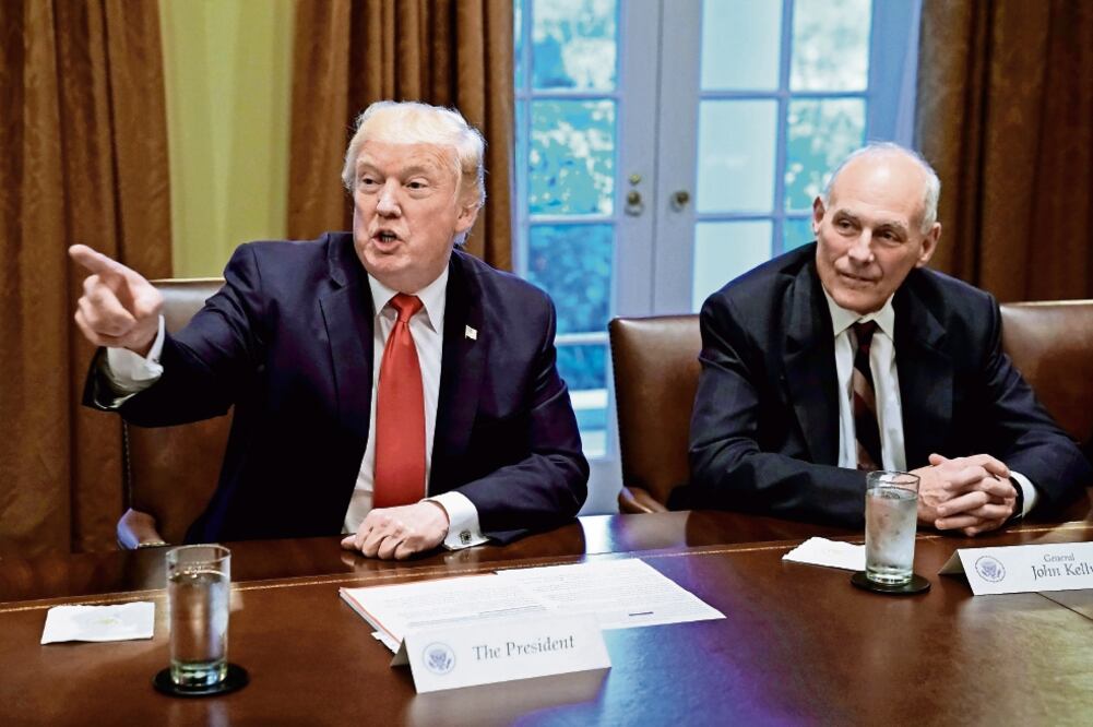 Asesores de la Casa Blanca afirman que el presidente Donald Trump tiene plena confianza en su jefe de gabinete, John Kelly (der.). (YURI GRIPAS. REUTERS)