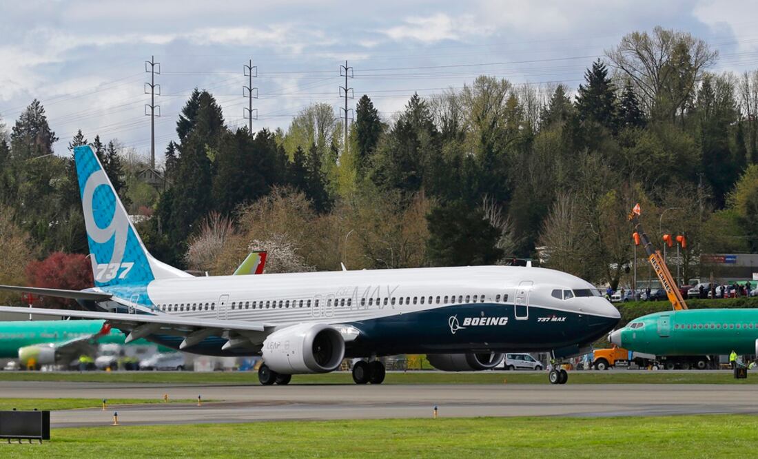 Un Boeing 737 MAX 9 pasa junto a aviones sin pintar mientras se prepara para despegar para el primer vuelo del avión, el 13 de abril de 2017, en Renton, Washington. Foto: AP