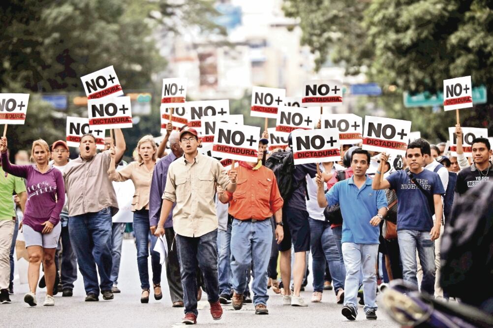 Simpatizantes del proclamado presidente interino de Venezuela, Juan Guaidó, participaron ayer en una protesta contra Nicolás Maduro en Caracas. (CARLOS BARRIA. REUTERS)