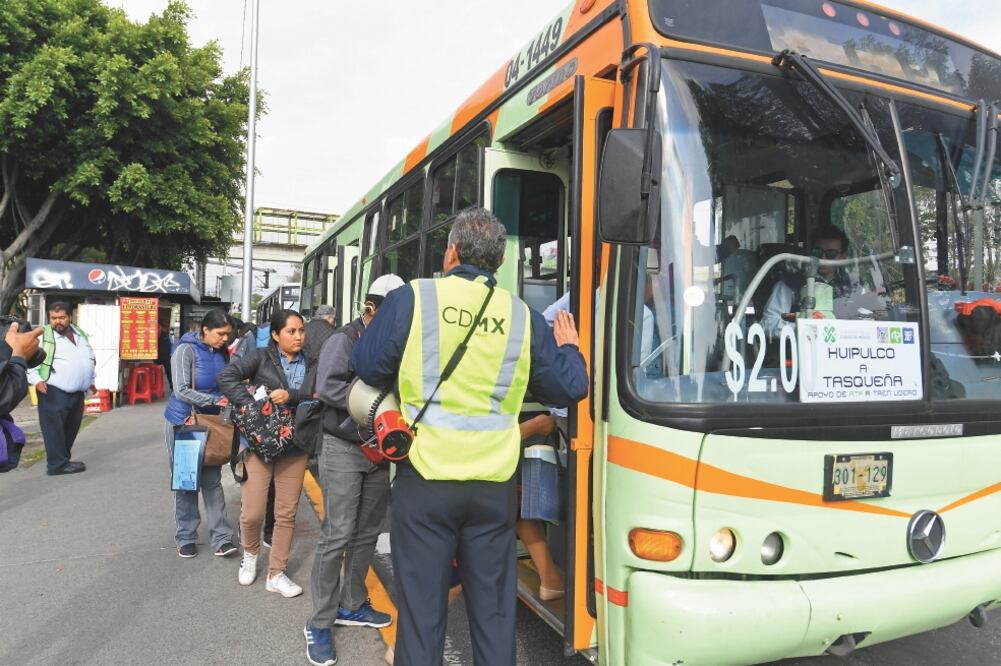 “Tutores sociales” orientan a usuarios del Tren Ligero para tomar camiones que prestan servicio provisional de la estación Huipulco a Tasqueña. Foto/JUAN ARMANDO MARTÍNEZ. EL UNIVERSAL
