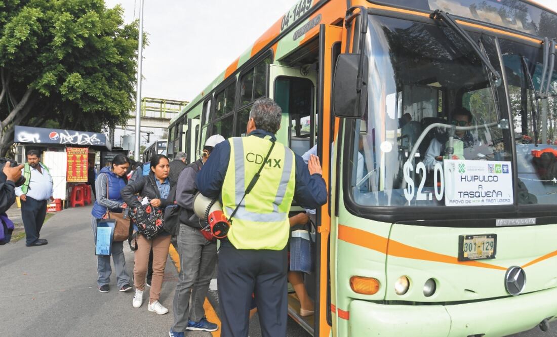 “Tutores sociales” orientan a usuarios del Tren Ligero para tomar camiones que prestan servicio provisional de la estación Huipulco a Tasqueña. Foto/JUAN ARMANDO MARTÍNEZ. EL UNIVERSAL