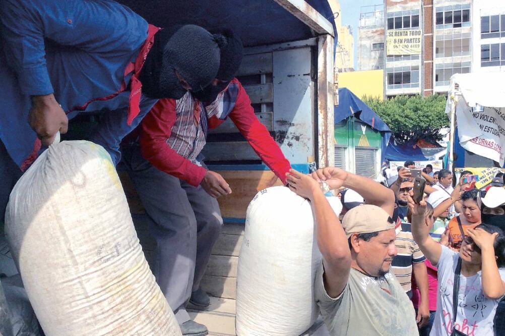 En San Cristóbal de las Casas, el EZLN concluyó ayer con la entrega de las 10 toneladas de víveres a los disidentes (ÓSCAR LEÓN. EL UNIVERSAL)