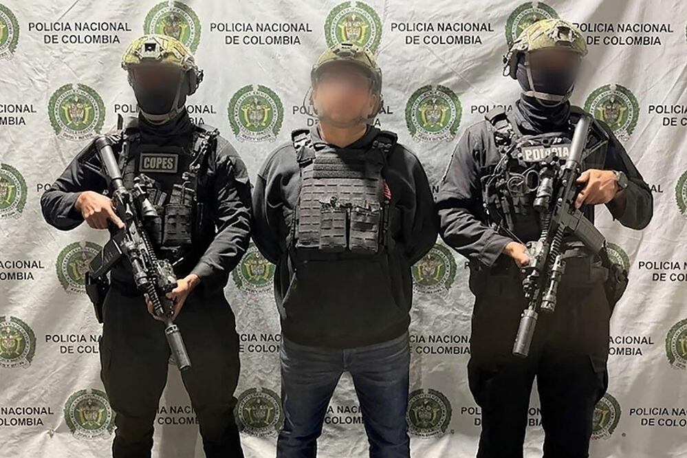 La policía colombiana presentó a Javier Macias, alias "Javi", tras su captura. FOTO: AFP