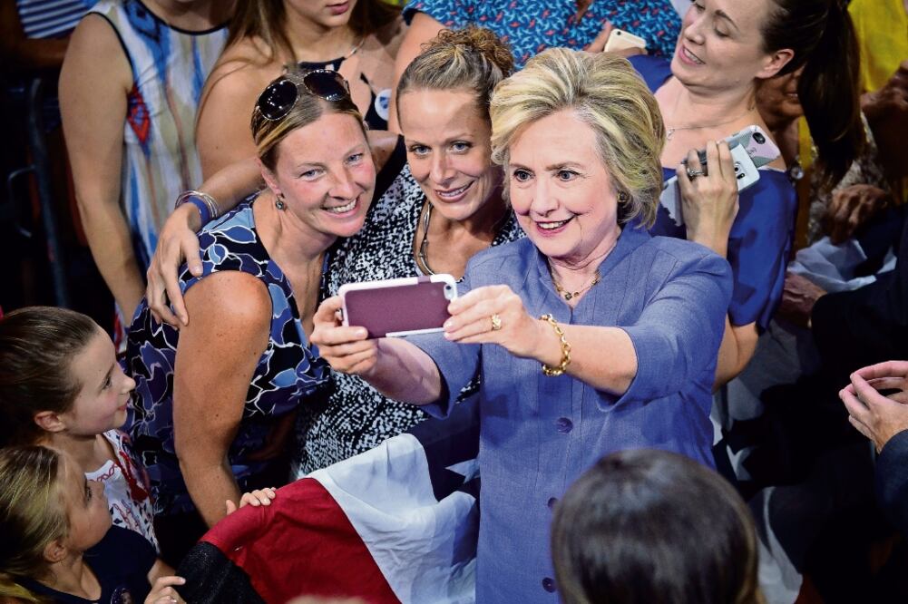 En su acto de campaña en Pennsylvania, la candidata demócrata Hillary Clinton aprovechó para convivir con sus simpatizantes (CHARLES MOSTOLLER. REUTERS)