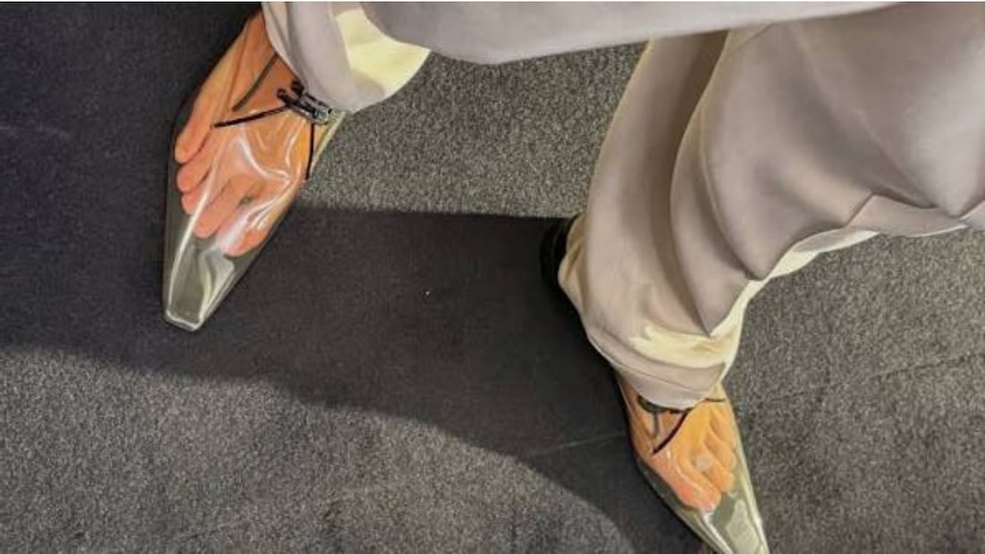 Los zapatos transparentes de están pensados para llevar con traje. Foto: Instagram @rubenkuri
