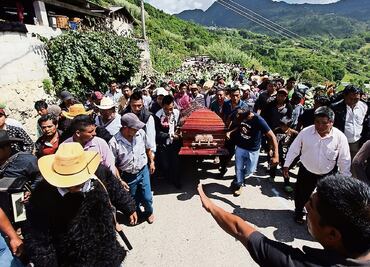 Indígenas iluminan el último camino del alcalde 'zetjol'