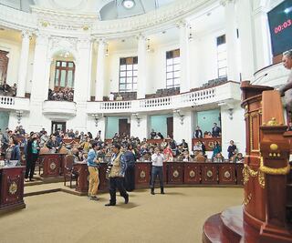 Indagarán las licitaciones del Congreso