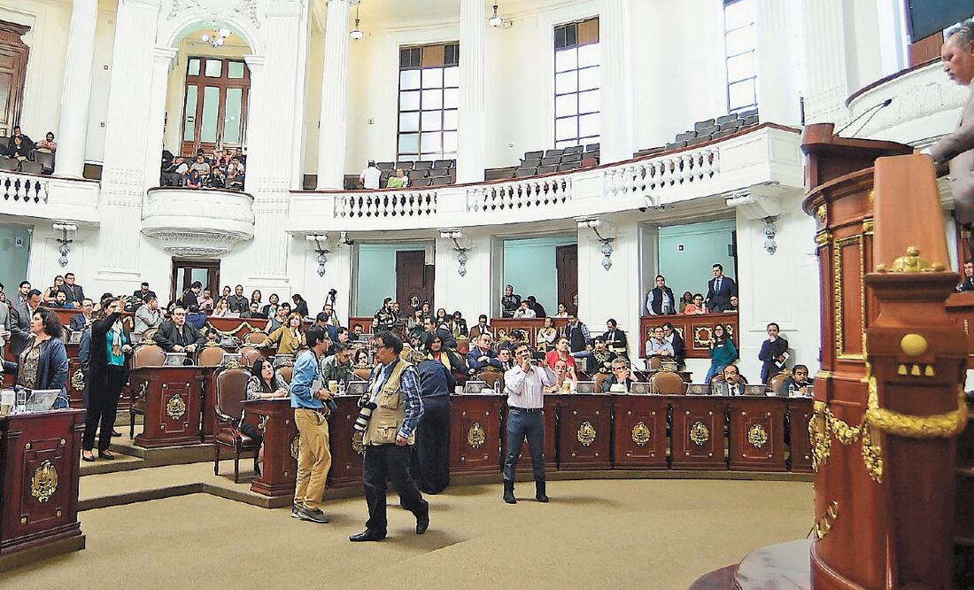 El diputado local de Morena Rigoberto Salgado Vázquez presentó un punto de acuerdo en el que pidió investigar a Alfonso Vega González por presuntas irregularidades en un proceso de licitación para la compra de trajes y calzado. ESPECIAL