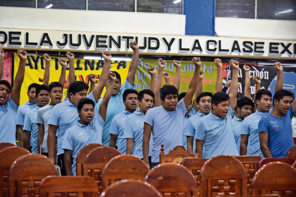 Durante la asamblea se anunció la nueva jornada de lucha para finales de febrero y señalaron al grupo de padres que tienen intereses económicos. Foto: Salvador Cisneros / EL UNIVERSAL