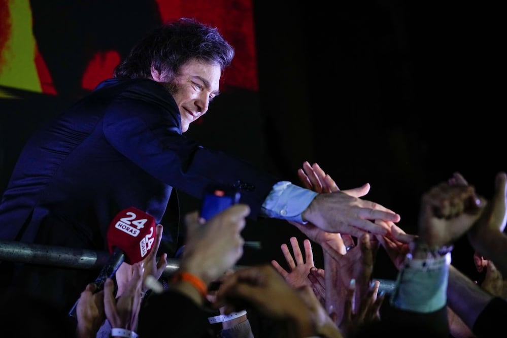 El candidato presidencial de La Libertad Avanza, Javier Milei celebra con sus simpatizantes tras ganar en la segunda vuelta presidencial en Argentina. Asumirá el 10 de diciembre. FOTO: NATACHA PISARENKO. AP