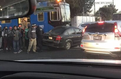 Auto se pasa el alto e impacta unidad del Tren Ligero 
