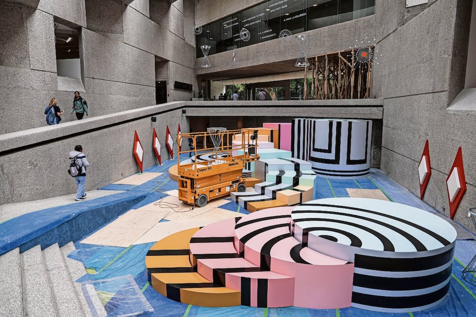 La artista Fátima Rodrigo creó una instalación especial para el patio. Foto: Gabriel Pano / EL UNIVERSAL