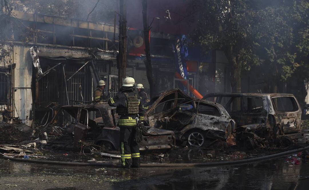 Al menos 17 personas murieron y otras 32 resultaron heridas después de que un bombardeo ruso tuviera como objetivo un mercado en Kostyantynivka. Foto: EFE