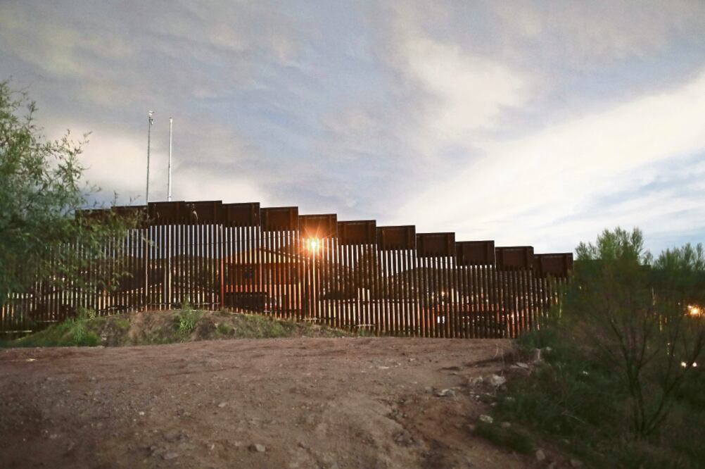 Una vista de la barda que marca la frontera entre México y Estados Unidos desde Nogales, Arizona (JOHN MOORE. AFP)
