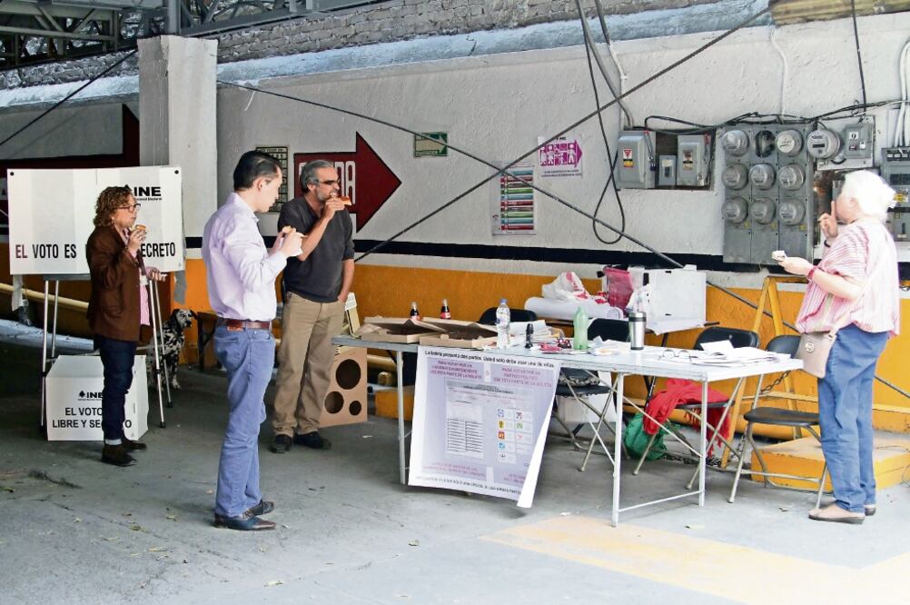 Los funcionarios de casilla única realizarán una doble tarea al contabilizar los votos, pues se trata de cuatro a seis cargos los que se sufragan ese día. Foto: ARCHIVO EL UNIVERSAL