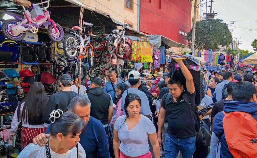 La calles del Centro Histórico están abarrotadas, a días de que cientos de niños reciban a los Reyes Magos. Foto: Diego Simón Sánchez / EL UNIVERSAL