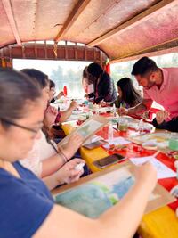 Paseo y taller de acuarela a bordo de una trajinera en Xochimilco