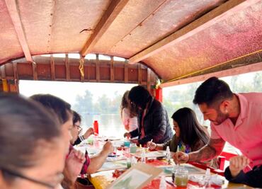 Paseo y taller de acuarela a bordo de una trajinera en Xochimilco